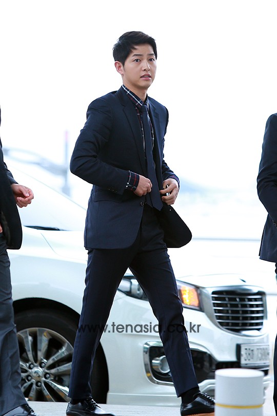송중기, 자켓 여미고 단정한 출국준비…