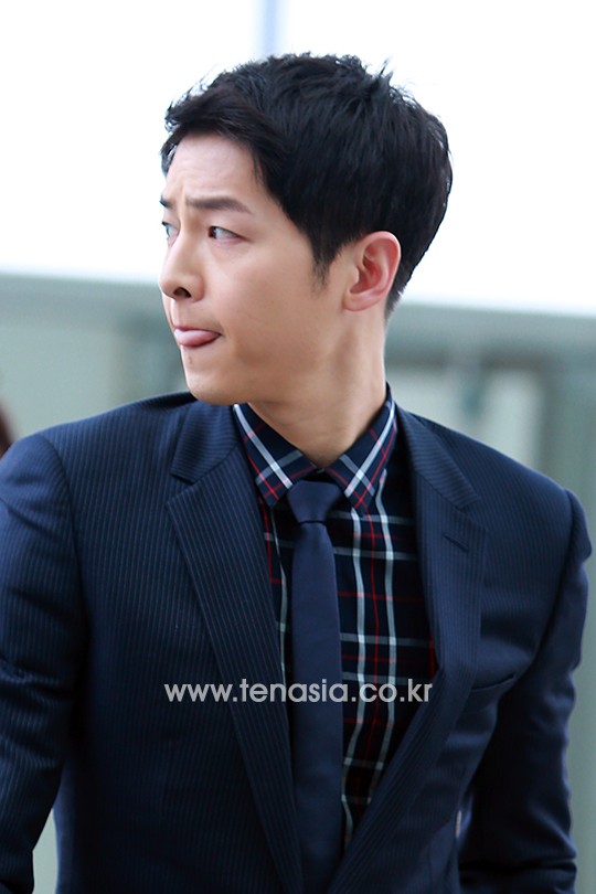 송중기, 자켓 여미고 단정한 출국준비…