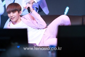 [TEN PHOTO] 세븐틴 우지, 쇼파 위에서 뛰어노는 아기고양이 (러브레터)