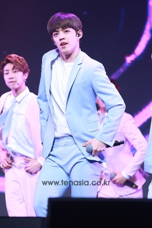 [TEN PHOTO] 세븐틴 에스쿱스, 바가지머리를 하고도 감출 수 없는 섹시미 (러브레터)