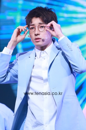 [TEN PHOTO] 세븐틴 원우, 동글이 안경쓰고 지적인 매력 폭발 (러브레터)