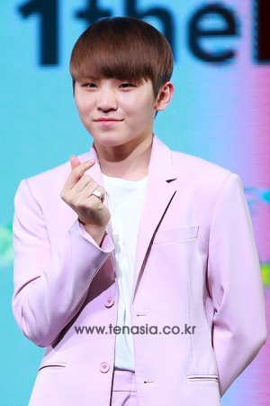 [TEN PHOTO] 세븐틴 우지, 손끝에서 뿜어져 나오는 사랑스러움 (러브레터)