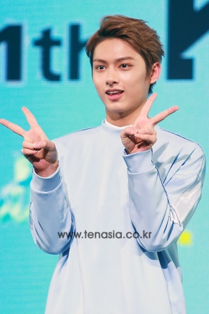 [TEN PHOTO] 세븐틴 준, '엄지척'을 부르는 조각미모 (러브레터)