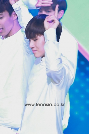 [TEN PHOTO] 세븐틴 우지, 흰 의상 입고 영락없는 '흰둥이' (더 쇼)