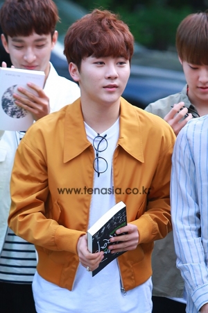 [TEN PHOTO] 세븐틴 승관, 오렌지색 외투 걸친 '제주산 귤 청년' (뮤직뱅크 출근길)