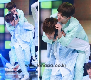 [TEN PHOTO] 세븐틴 민규, 등에 올라탄 에스쿱스가 무거워 '표정관리 안돼' (쇼챔피언)