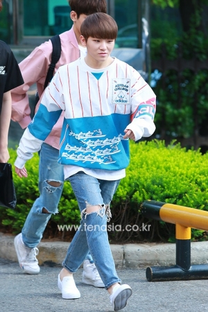 [TEN PHOTO] 세븐틴 우지, '아장아장' 방송국으로 향하는 발걸음 (뮤직뱅크 출근길)