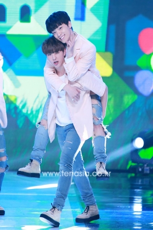 [TEN PHOTO] 세븐틴 디노, '호시 형 등에 업혀 한껏 예쁜짓' (쇼챔피언)