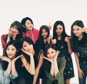 '주간아이돌' 다이아, 김희철과 다정한 인증샷 '꽃밭이네'