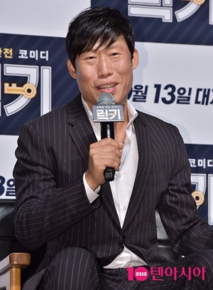 '럭키' 유해진 “조윤희·전혜빈과 키스신, 감사하지만 죄송”