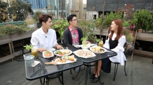 &#39;스타그램&#39; 왕빛나, 학진에게 립밤 발라주며 &#34;떨린다&#34;