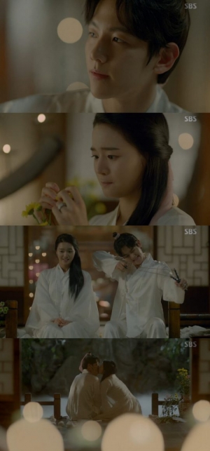 &#39;달의 연인&#39; 백현♥지헤라, 달달한 첫 키스 &#34;진작 이렇게 살면 좋았을 것&#34;