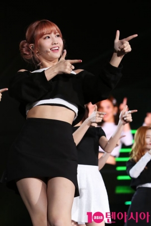 [TEN PHOTO] 트와이스 모모 '사랑의 총알'