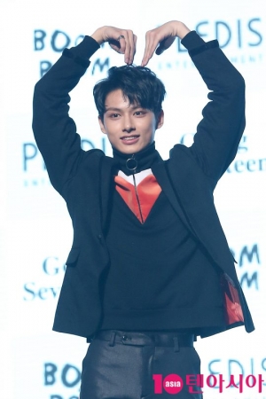 [TEN PHOTO] 세븐틴 준 '귀여운 하트 포즈'