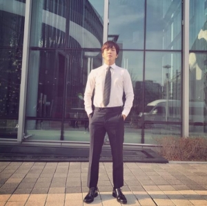 &#39;더 패키지&#39; 정용화, 촬영 현장 공개 &#34;회사원으로 변신&#34;