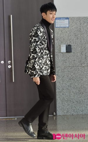 [TEN PHOTO]세븐틴 도겸 '멋진미소 발사'