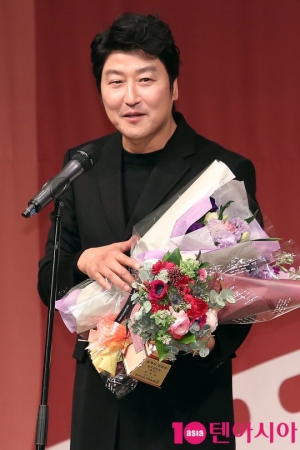 '올해의영화상' 남우주연상 송강호 “배우로 묵묵히 걸어가겠다”