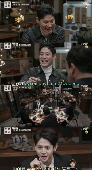 &#39;인생술집&#39; 유준상, 한 잔의 술과 노래 그리고 19금(feat.양요섭)