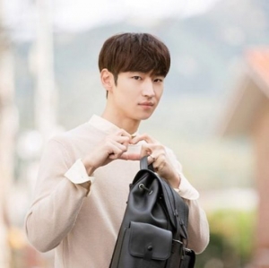 &#39;내일 그대와&#39; 이제훈, 비하인드 컷 공개 &#39;새침한 하트&#39;