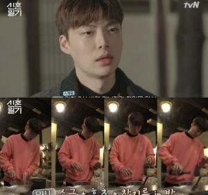 &#39;신혼일기&#39; 안재현, 바쁜 스케줄 틈에도 김밥 만드는 &#39;사랑꾼&#39;