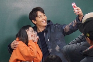 &#39;연예가중계&#39; 김래원, 동덕여대에 떴다... 화끈한 &#39;팬 서비스&#39;
