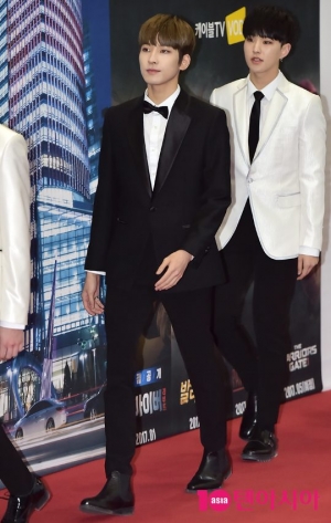 [TEN PHOTO]세븐틴 원우 '걸어다니는 조각상'