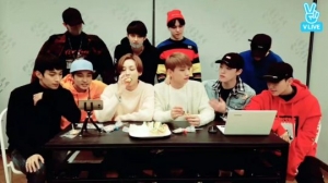 'V앱' 세븐틴 디노, 샌드위치 귀엽게 한입에 먹기 '성공'