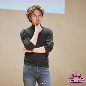 &#39;힘쎈여자 도봉순&#39; 윤상현, 비하인드 컷 공개 &#39;능글X코믹&#39;