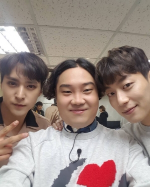 &#34;너희 참 잘생겼구나&#34;... 유재환, 손동운·윤두준과 함께 한 컷