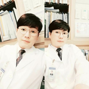 김강현, 의사 가운 입고 셀카...경리부 &#39;짹짹이&#39;가 무슨 일?