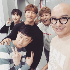 &#34;&#39;너목보 4&#39; 어벤저스&#34;...홍석천, 이특·김종국·신동·천명훈과 촬영 인증