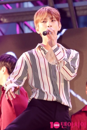 [TEN PHOTO] 세븐틴 조슈아 '잘생겼다 말하기도 지쳐'