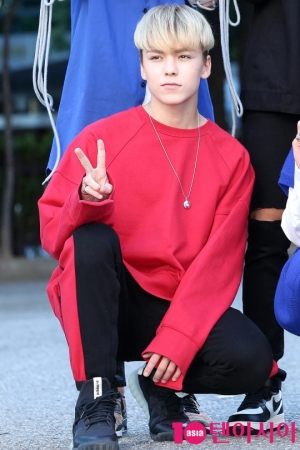 [TEN PHOTO] 세븐틴 버논 '잘생긴 브이'