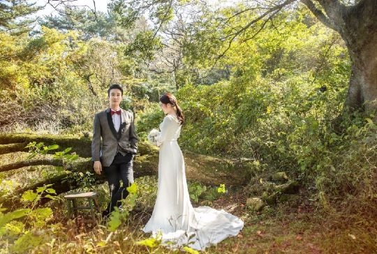 ‘트로트계의 귀공자’ 신유가 결혼을 앞두고 예비신부와 최근 제주도에서 촬영한 웨딩화보를 공개했다. /아뜰리에 2018 제공
