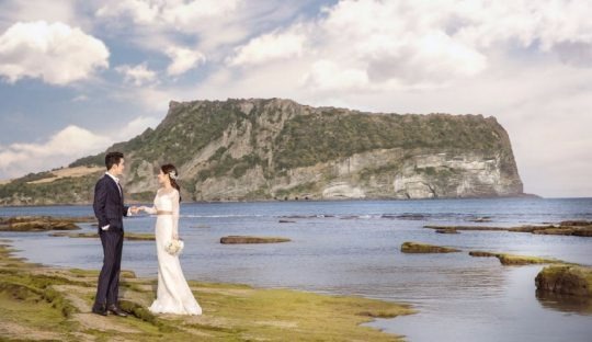 가수 신유가 예비신부와 제주도 성산일출봉을 배경으로 웨딩화보를 촬영하고 있다. /아뜰리에 2018 제공