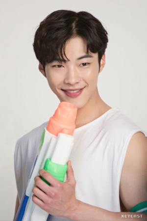 우도환, 광고 촬영 비하인드컷 공개... &#39;청량 미소&#39;로 여심 저격