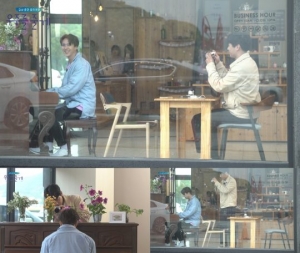 &#39;우주를 줄게&#39; 손동운X김민석, 비오는 카페서 즉석 &#39;합동 공연&#39;