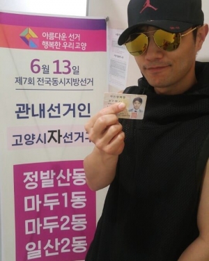 배우 진구, 사전 투표 인증 "바른 한표"