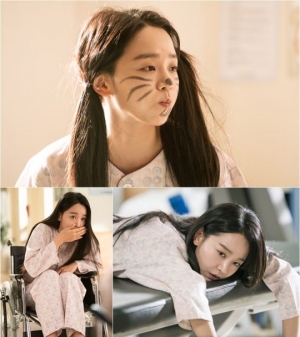 &#39;서른이지만 열일곱&#39; 신혜선, 환자복 입고도 감출 수 없는 미모