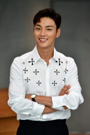 &#39;친판사&#39; 윤시윤 &#34;체형 교정 도구까지 이용해 두 캐릭터 차이 뒀다&#34;
