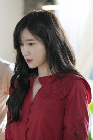 '오늘의 탐정' 이지아 &#34;레드 원피스 맞춤 제작&#34;...소름 돋는 연기 예고