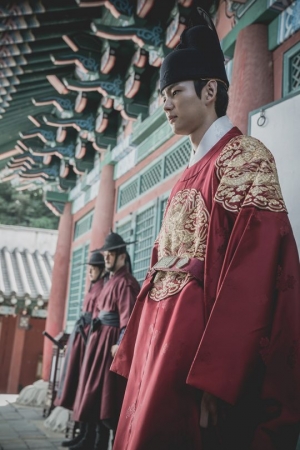 &#39;명당&#39; 이원근, 조선의 왕에서 청춘스타로 변신...출구 없는 반전 매력