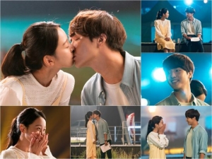 ‘서른이지만’ 신혜선♥양세종, 설렘 유발 3연속 뽀뽀...미공개 사진 大방출