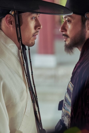 '창궐' 현빈 vs 장동건, 적으로 만난 현실 절친...첨예한 대립