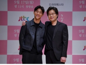 &#39;탁구공&#39; 유재명X지수, 촌스럽지만 잔잔한 브로맨스(종합)