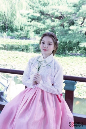 로시, 단아한 자태로 추석 인사 “풍성한 한가위 되세요”