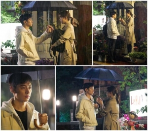 ‘여우각시별’ 이제훈×채수빈, 빗속 10cm 아이컨택...심쿵 러브라인 가동