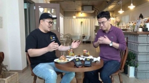 데프콘, &#39;외식하는 날&#39; 첫 출연...피규어+디저트 인증샷 찍는 반전 면모