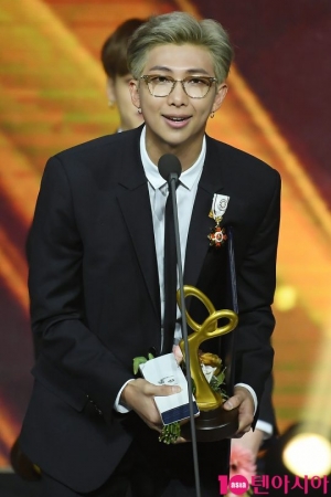 방탄소년단, 화관문화훈장 수훈...RM &#34;아미에게 영광 돌린다&#34;