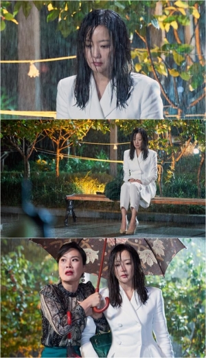 '나인룸' 김희선, 폭우 속 공허한 눈빛